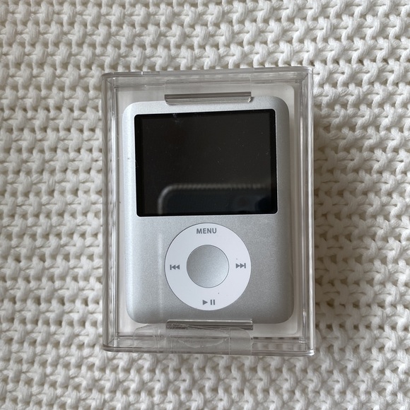 Ipod nano 4GB Silver Model A1236 - Picture 6 of 7
